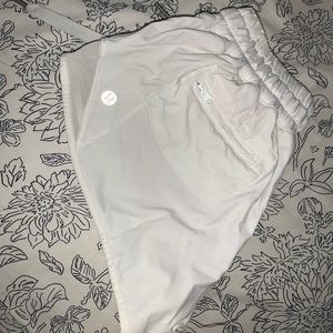 LULULEMON Hotty Hot short 2.5